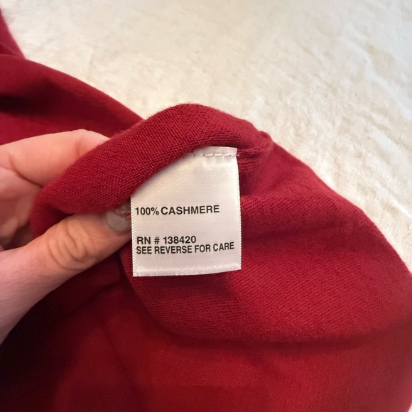 Carlisle Collection Burgundy Scoop Neck Cashmere Sleeveless Sweater Size M $295 - Picture 4 of 7